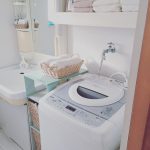 狭い脱衣所・洗面所・洗濯スペースをおしゃれに有効活用。壁面棚を設置。